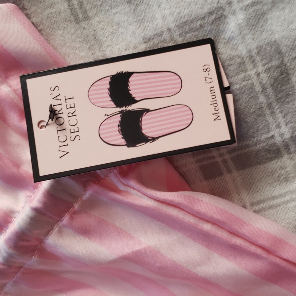 VS Slippers - Picture 3 of 4